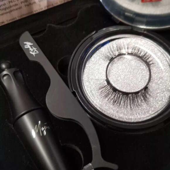 Magnetic SL Women’s KS02-DM Black Resusable Magnetic Eye Lashes Kit - Picture 2 of 7